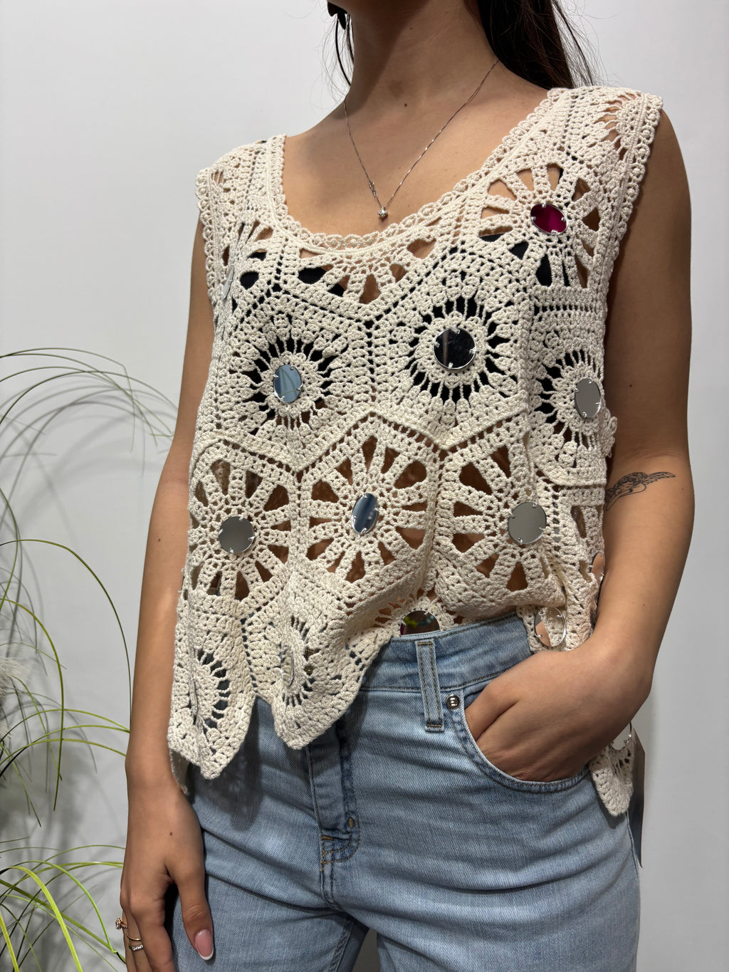 Top macramè con borchie specchiate