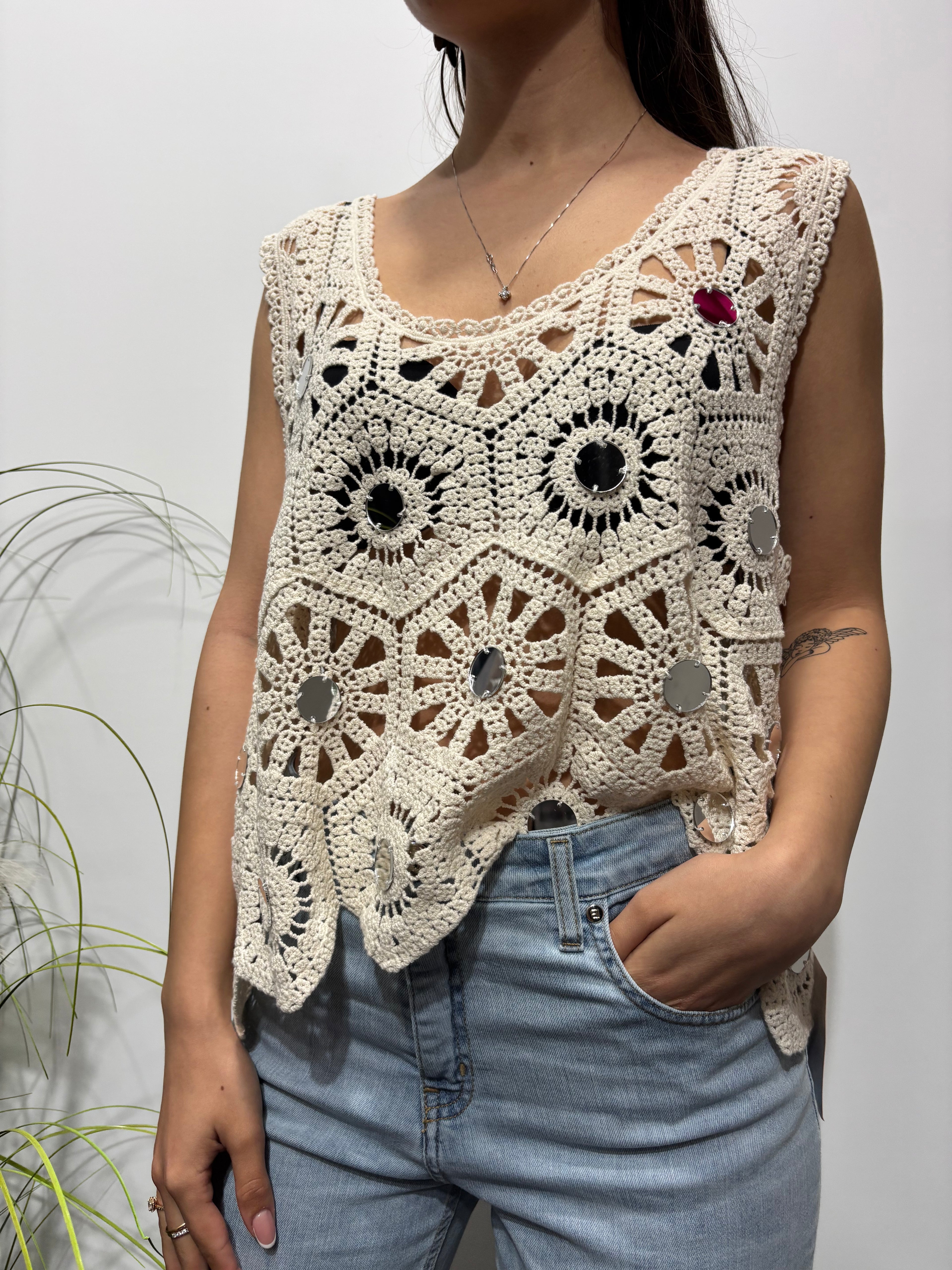 Top macramè con borchie specchiate