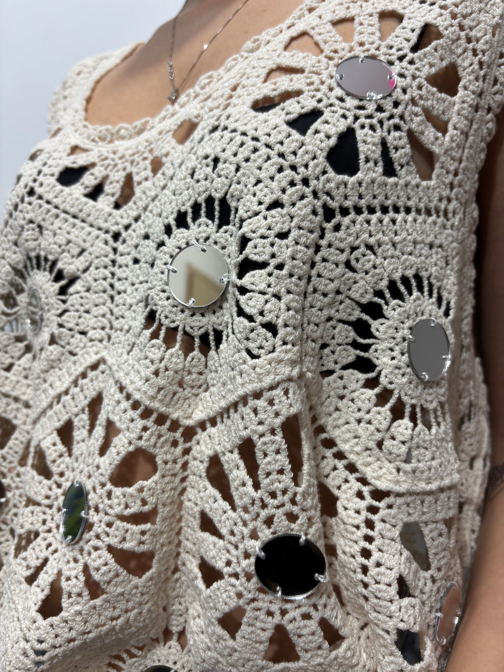 Top macramè con borchie specchiate